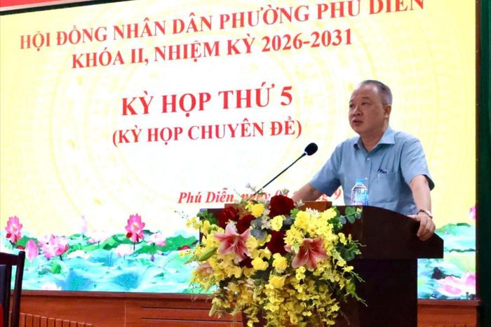 Đồng chí Nguyễn Lê Hoàng, Bí thư Đảng ủy, Chủ tịch HĐND phường Phú Diễn phát biểu tại kỳ họp. Ảnh: Quỳnh Anh