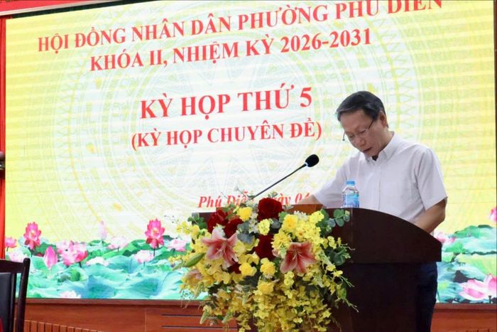 Phó Chủ tịch UBND phường Phú Diễn Cấn Đức Dũng trình bày tờ trình điều chỉnh chỉ tiêu biên chế giao các đơn vị sự nghiệp giáo dục thuộc UBND phường Phú Diễn năm 2026. Ảnh: Quỳnh Anh