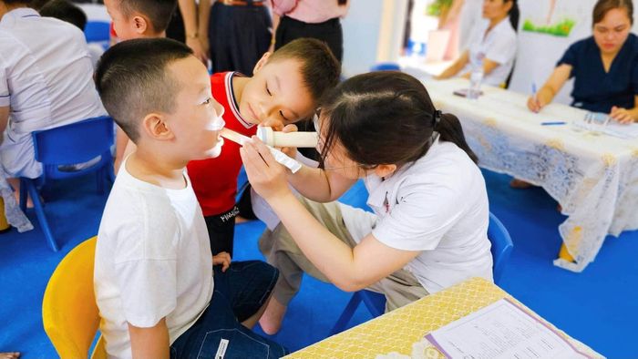 Việc khám sức khỏe cho học sinh đạt tỷ lệ khả quan. Ảnh: Đan Phượng