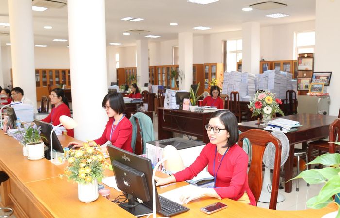 Cán bộ Kho bạc Nhà nước khu vực I xử lý công việc. Ảnh: KBNN
