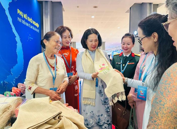 Sản phẩm tơ sen của phụ nữ Thủ đô được nhiều khách hàng ưa chuộng. Ảnh: Bảo Lâm