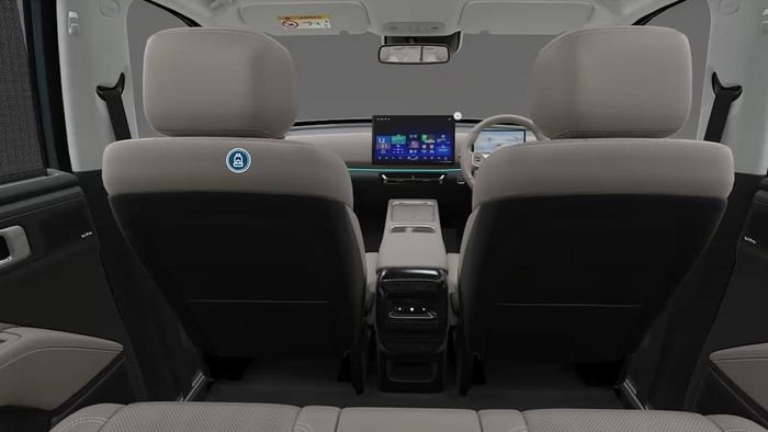 Thiết kế 7 chỗ ngồi cung cấp hàng ghế thứ hai có thể trượt và ngả