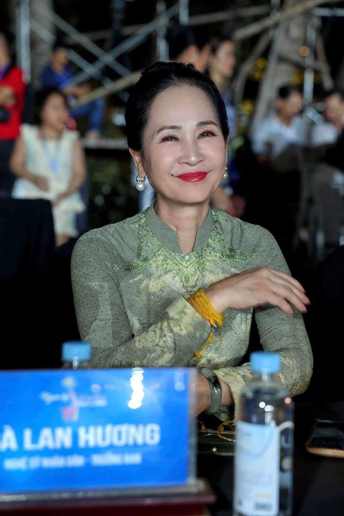 NSND Lan Hương (Bông) chia sẻ hình ảnh đồng hành với các thí sinh Cuộc thi người đẹp Hoa Lư 2026 tại Ninh Bình.