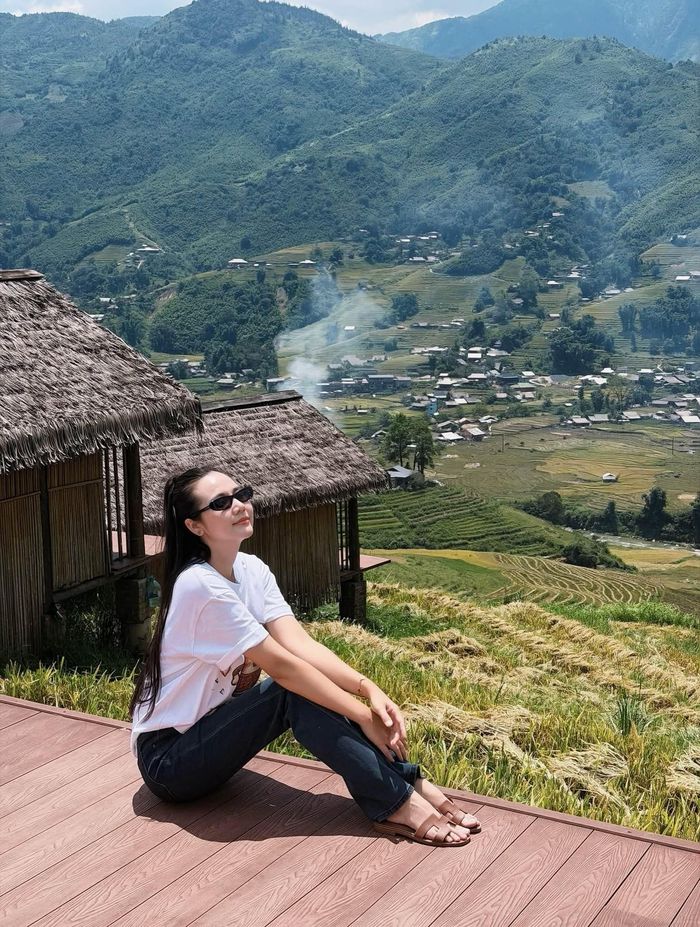Nữ diễn viên đã có những giây phút thư giãn bên khung cảnh cuộc sống vùng cao, nơi con người gắn bó với thiên nhiên hùng vĩ. 