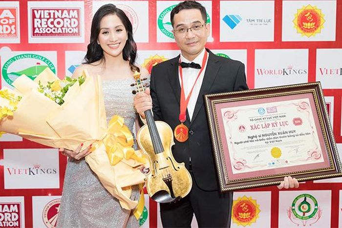 Nghệ sĩ Nguyễn Xuân Huy và em gái Khánh Thi.