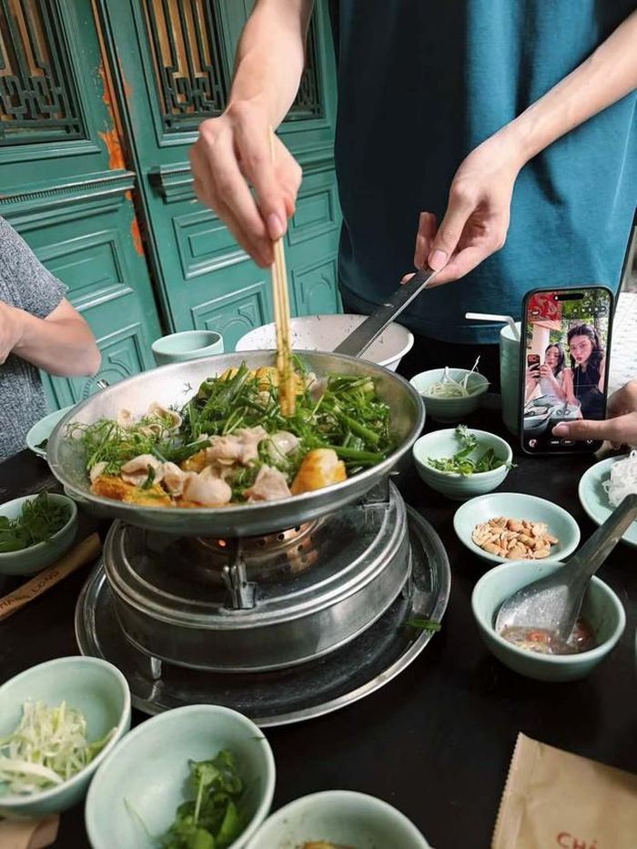 Tên gọi chả cá Lã Vọng bắt nguồn từ việc nhà hàng - nơi bán món ăn này đầu tiên - luôn bày một bức tượng ông Lã Vọng - Khương Tử Nha ngồi bó gối câu cá, thực khách quen gọi và lâu dần trở thành tên của món ăn này.