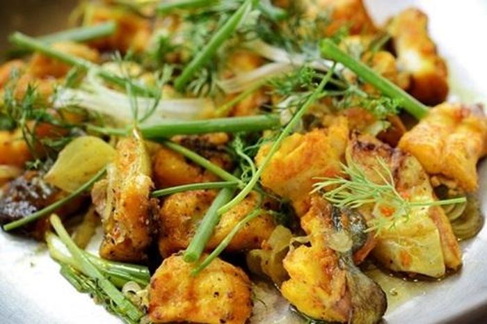 Sự kết hợp độc đáo của món chả cá tạo nên mỹ vị khó quên. Thịt cá được lọc kỹ xương, ngọt dịu, vàng thơm và thấm gia vị. Rau thì là, hành hoa cắt khúc đảo lẫn trong chảo cá nóng. Khi ăn kết hợp với bánh đa nướng, bún và mắm tôm - thứ không thể thiếu giúp tạo hương vị đậm đà.