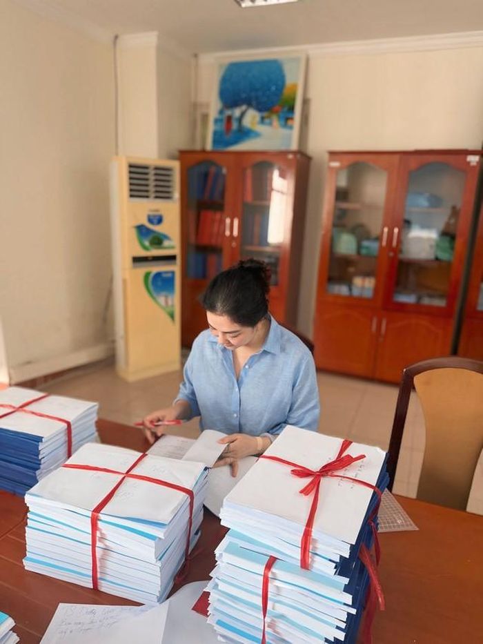 Hoa hậu Nguyễn Thị Huyền cần mẫn công tác tại trường.
