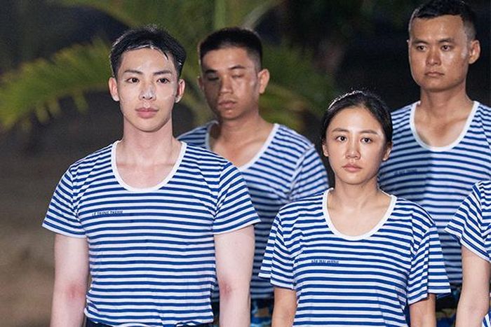 Erik sợ muộn tập hợp nên đã không kịp rửa hết mặt vào buổi sáng.