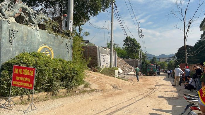 Công trình đầu tiên bị xử lý là quần thể kinh doanh dịch vụ mang tên SOLARA ĐỒNG ĐÒ do ông Nguyễn Văn Thắng (44 tuổi, trú tại thôn Thái Vụ, xã Kim Anh) làm chủ. 