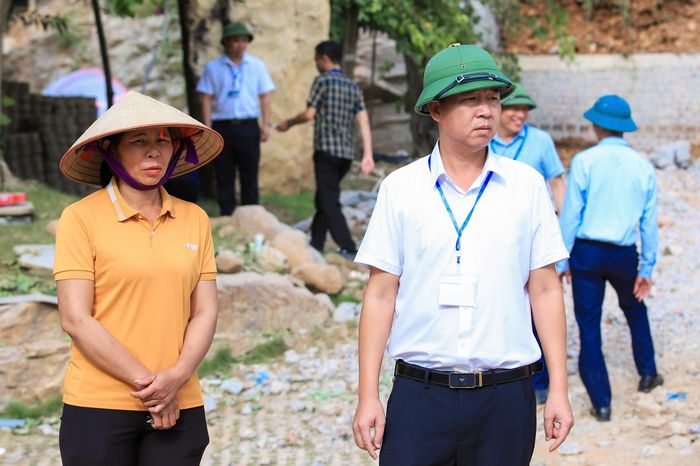 Trực tiếp chỉ huy tại hiện trường, ông Nguyễn Văn Toàn - Phó Chủ tịch UBND xã Kim Anh cho biết, đợt cưỡng chế lần này tiếp tục xử lý triệt để 3 trường hợp vi phạm quy mô lớn khác trên địa bàn.