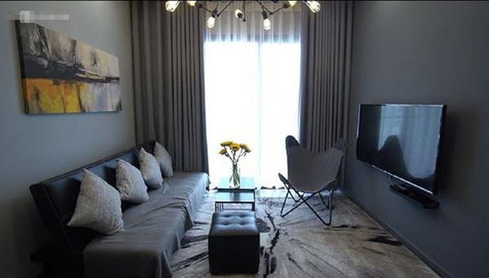 Cách lựa chọn nội thất không quá cầu kỳ giúp căn hộ dù có diện tích vừa phải vẫn mang lại cảm giác thoáng đãng. Điểm đáng chú ý trong phòng khách là hệ thống cửa kính lớn đón ánh sáng tự nhiên.