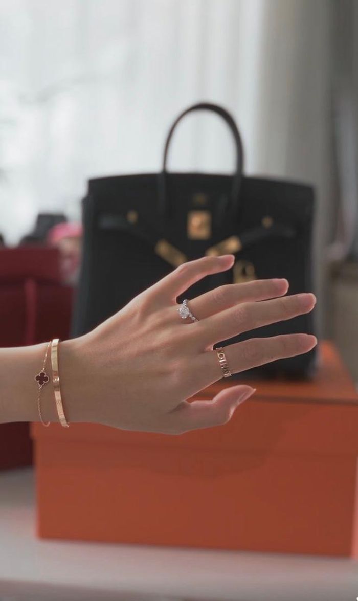 Vòng tay từ bộ sưu tập Love của Cartier có giá 5.300 USD (khoảng 140 triệu đồng).