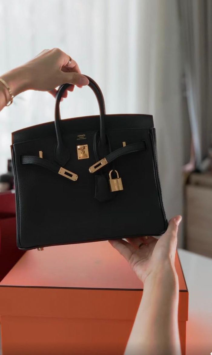 Mẫu túi Hermès Birkin 30 Black Togo Gold Hardware có giá bán trên thị trường khoảng 25.000 đến 33.000 USD.
