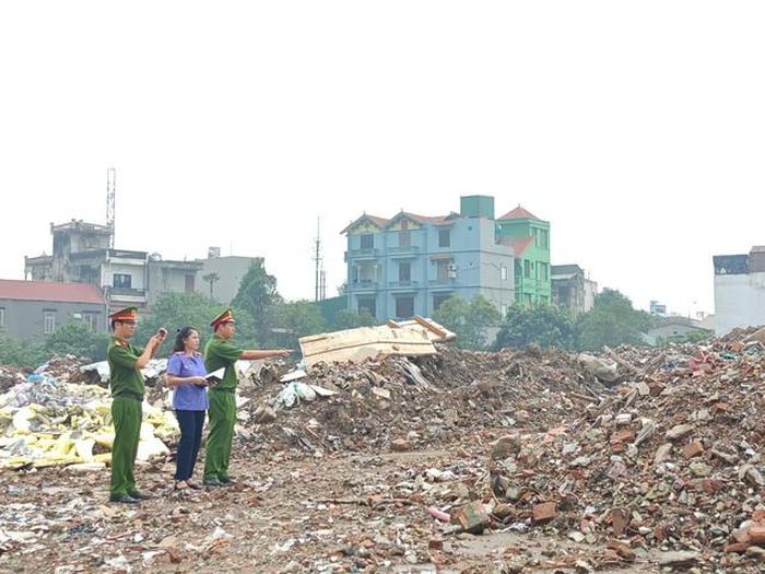 Cơ quan công an xác định hơn 33 nghìn tấn chất thải đã bị đổ trái phép. Ảnh: CAHN