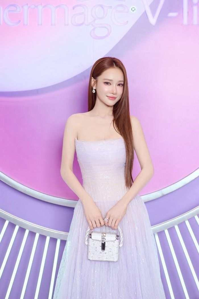 Trên mạng xã hội, Nhã Phương thường chia sẻ những khoảnh khắc đời thường bên gia đình hoặc hình ảnh trong công việc. Ở mỗi hoàn cảnh, nữ diễn viên lại lựa chọn phong cách khác nhau.