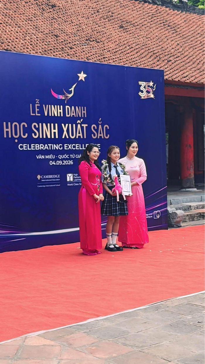 Ali Thục Phương nhận học bổng và vinh danh học sinh xuất sắc từ Ban Giám hiệu nhà trường, cùng với đó là những lời động viên, chia sẻ ân cần của cô Hiệu trưởng. 