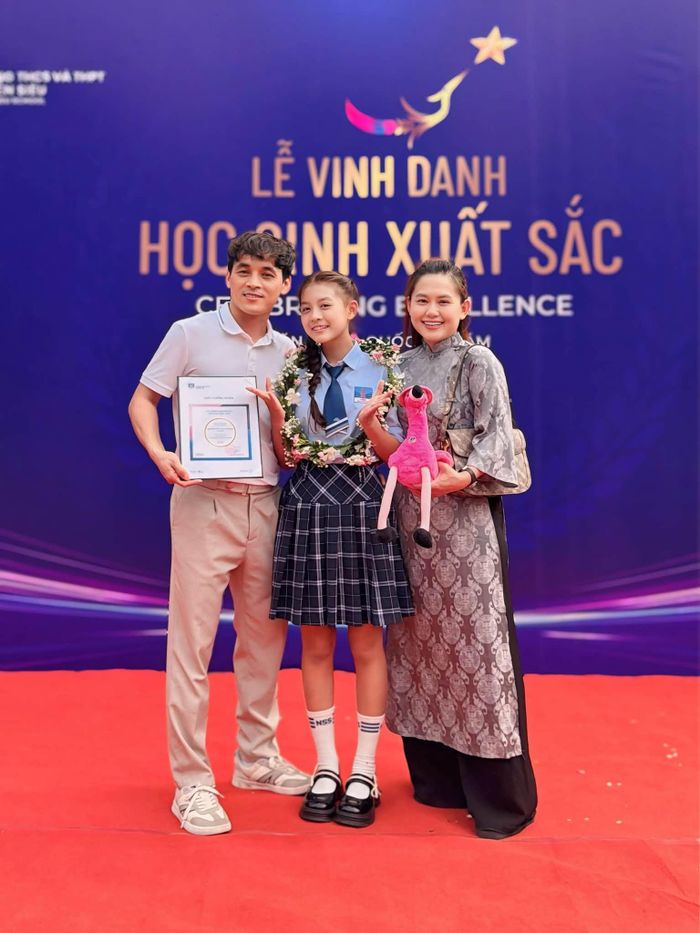 "May mắn là trên hành trình ấy, Ali Thục Phương luôn có gia đình đồng hành, thầy cô chỉ dẫn và một ngôi trường cho mình ngày trưởng thành hơn", diễn viên viết trên trang cá nhân.