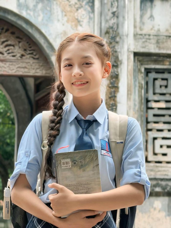 Ali Thục Phương tên thật là Đỗ Thị Thục Phương (SN 2013, Hà Nội) vốn là gương mặt nổi bật trong nhiều chương trình nghệ thuật của Đài Truyền hình Việt Nam: "Con đường lịch sử", "Điểm tựa Việt Nam", "95 năm ánh sáng soi đường", "Hoa Vui Ca", "Hòa Ca Nhí"… Từng góp mặt ở các gameshow thiếu nhi như: "Nhanh như chớp nhí", "Siêu tài năng nhí", "6 ô cửa bí ẩn"…