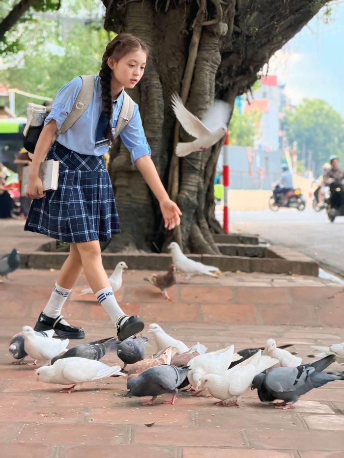 Hình ảnh nô đùa cùng đàn chim bồ câu của Ali Thục Phương để lại ấn tượng đối với khán giả.