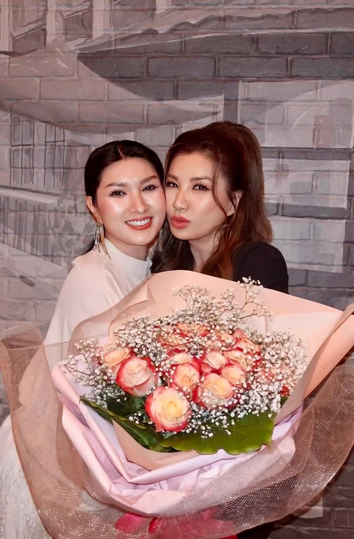 Nguyễn Hồng Nhung góp mặt trong dàn nghệ sĩ tổ chức sinh nhật bất ngờ cho Trizzie Phương Trinh. Hai người gắn bó từ khi Hồng Nhung mới sang Mỹ định cư, được vợ cũ Bằng Kiều tạo điều kiện phát triển công việc.