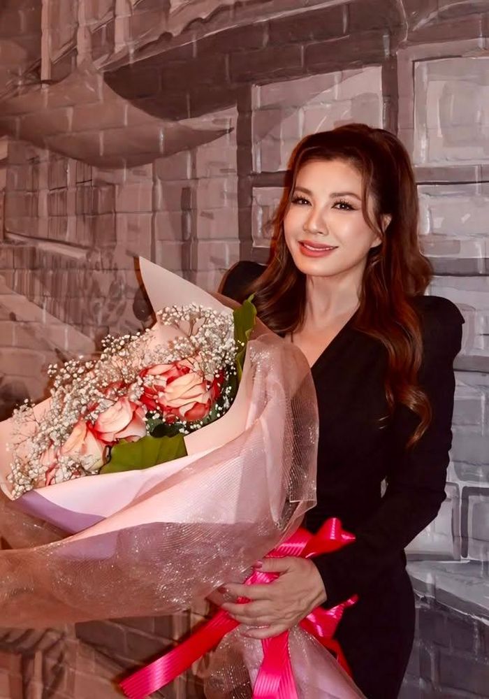 Mới đây, Trizzie Phương Trinh - vợ cũ Bằng Kiều gây chú ý khi cho biết định đón tuổi mới trong lặng lẽ nhưng lại được các anh chị em nghệ sĩ cùng nhau tổ chức một buổi tiệc sinh nhật khó quên ở Mỹ.