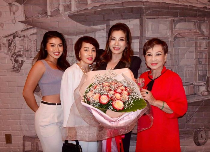Trizzie Phương Trinh bên mẹ và người thân trong tiệc sinh nhật. "Càng đi qua nhiều năm tháng, Trizzie càng hiểu rằng món quà quý giá nhất mà một người có thể nhận được trong cuộc đời không phải là vật chất, mà chính là tình yêu thương của những người xung quanh", nữ ca sĩ bộc bạch.