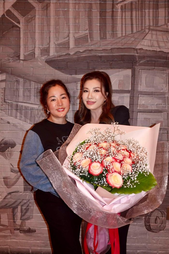 "Ngày sinh thần của mình năm nay có lẽ là một ngày mình sẽ khó quên, bởi chỉ trong một ngày mà mình đã trải qua rất nhiều cảm xúc khác nhau…có niềm vui, có nỗi buồn, có sự chia ly và cũng có thật nhiều yêu thương", Trizzie Phương Trinh bày tỏ.