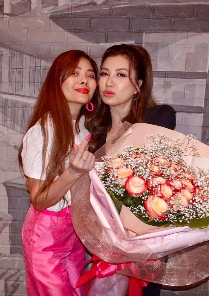 Ca sĩ Ngọc Anh 3A nhí nhảnh bên Trizzie Phương Trinh. Hai nghệ sĩ không chỉ chơi chung trong nhóm bạn thân mà còn gắn bó vì con trai của họ từng học cùng trường nhạc.