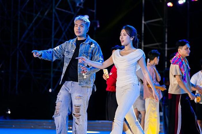 Cùng với sự xuất hiện của robot Mornine, đêm chung kết Miss Galaxy Vietnam 2026 cũng hé lộ hình ảnh sân khấu hoành tráng, được thiết kế hiện đại với hệ thống ánh sáng bạc đặc trưng của công nghệ. Đêm chung kết có sự tham dự của nhiều chuyên gia, nghệ sĩ trong các lĩnh vực văn hóa, nghệ thuật, truyền thông và công nghệ. Đảm nhận vai trò giám khảo đêm chung kết gồm: Trưởng Ban Giám khảo – NSND Lan Hương; Đại sứ hữu nghị vì hòa bình Saleem Hammad, Hoa hậu Biển Đảo Việt Nam 2025 Nguyễn Thị Mỹ Linh,..