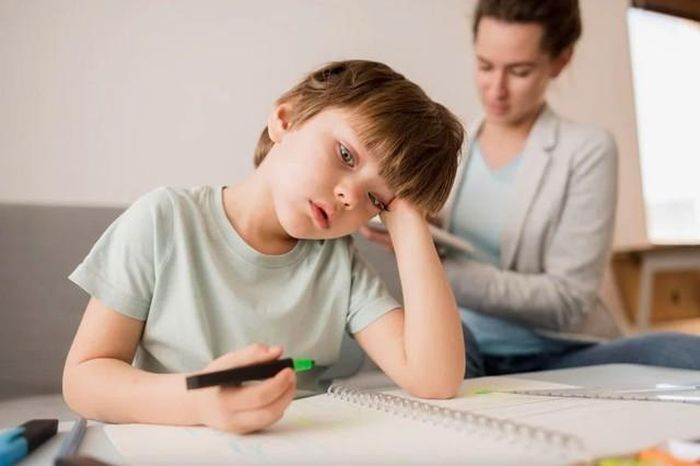 Cha mẹ thường nghĩ trẻ quá nhỏ để thấu hiểu, nhưng thực ra chúng khá nhạy cảm. Ảnh minh họa