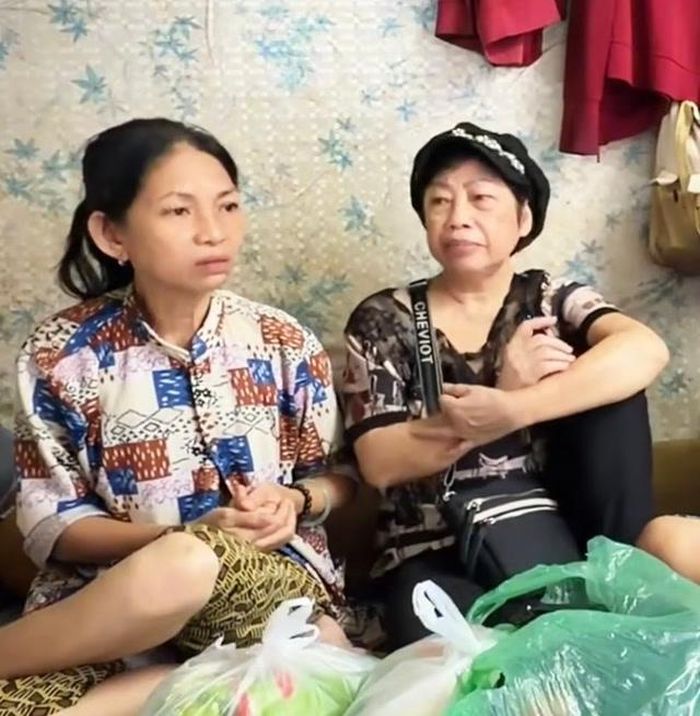 Con gái nghệ sĩ Ngọc Xuân Hương chia sẻ với Phi Phụng về bệnh tật. Được biết, tiền thuốc thang điều trị đều được NSND Thanh Tuấn lo toàn bộ.