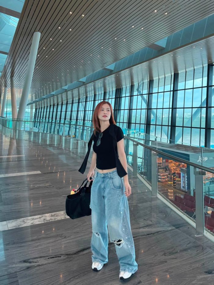 Ca sĩ Đông Nhi khiến người hâm mộ bất ngờ với gu thời trang sân bay trẻ trung, mạnh mẽ.