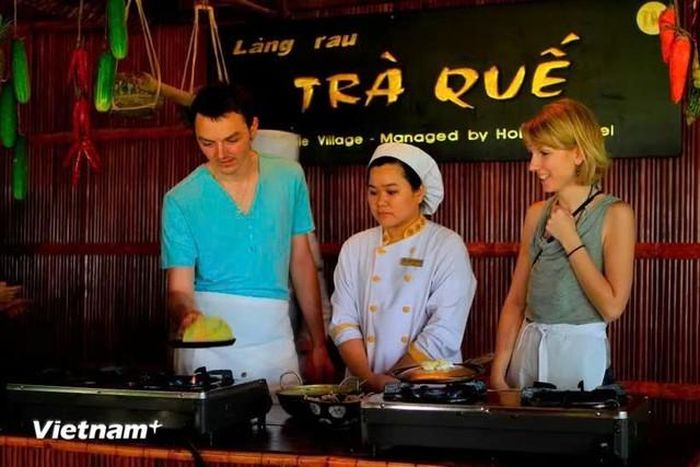 Du khách thích thú khi được trải nghiệm làng nghề.