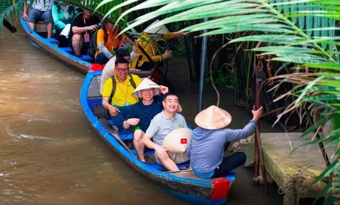 Đoàn khách MICE Trung Quốc khám phá khu vực Đồng bằng sông Cửu Long. Ảnh: Vietravel