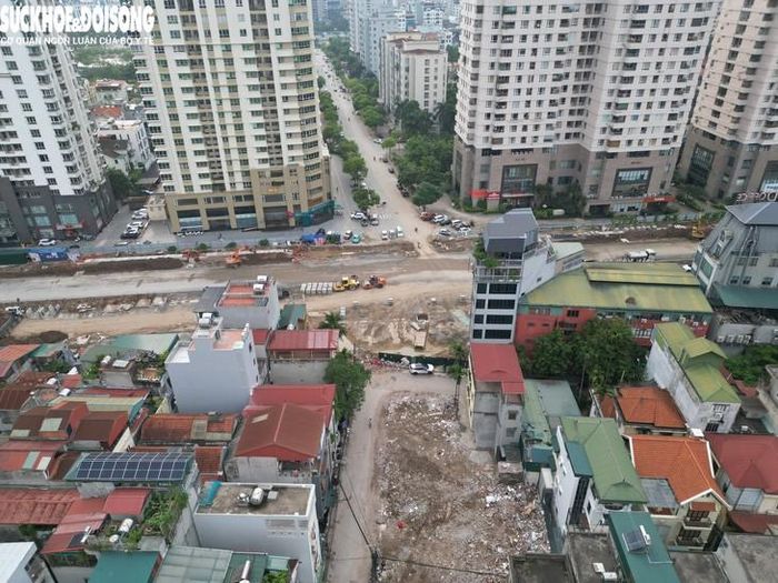 Ngõ 381 Nguyễn Khang (phường Cầu Giấy) nhiều năm qua được người dân gọi là “con ngõ khổ nhất Hà Nội” bởi mặt đường chật hẹp, chỉ khoảng 3-5m, có nơi chưa đến 2m, nhiều đoạn chỉ vừa đủ cho một ô tô đi qua hoặc hai xe máy tránh nhau.