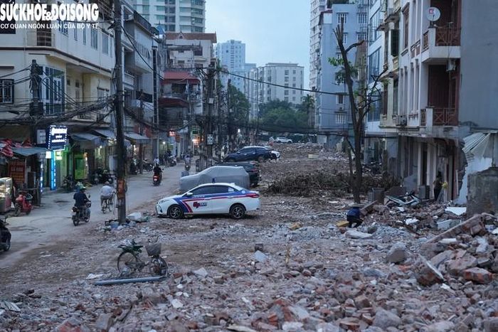 Dự án cải tạo, mở rộng ngõ 381 Nguyễn Khang có chiều dài khoảng 340m, kết nối tuyến đường quy hoạch Thành Thái với đường Nguyễn Khang.Tổng diện tích đất thu hồi phục vụ dự án khoảng 7.328,2m², liên quan đến 103 tổ chức, hộ gia đình, cá nhân.