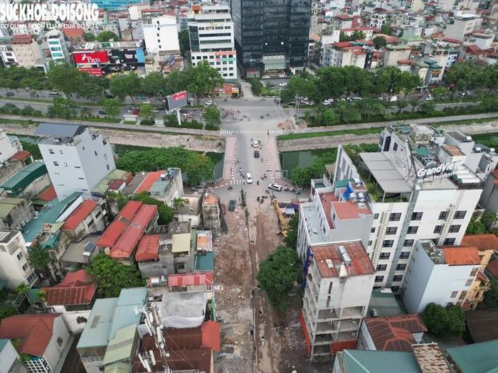 Sau nhiều năm chờ đợi, dự án cải tạo, mở rộng tuyến ngõ bắt đầu có những thay đổi khi công tác giải phóng mặt bằng được UBND phường Cầu Giấy triển khai từ cuối tháng 6.