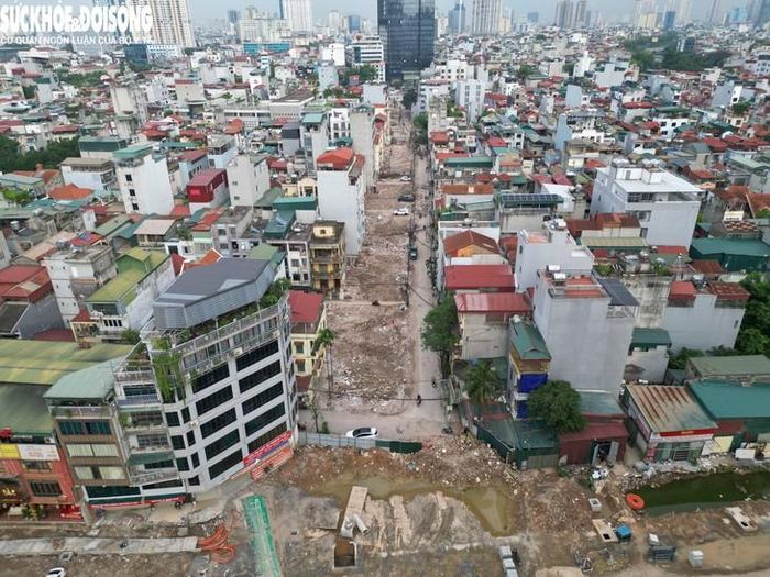 Mặt đường nhiều năm nay đã xuống cấp, ổ gà xuất hiện dày đặc, lượng phương tiện lớn khiến việc đi lại gặp nhiều khó khăn, nhất là vào giờ cao điểm.