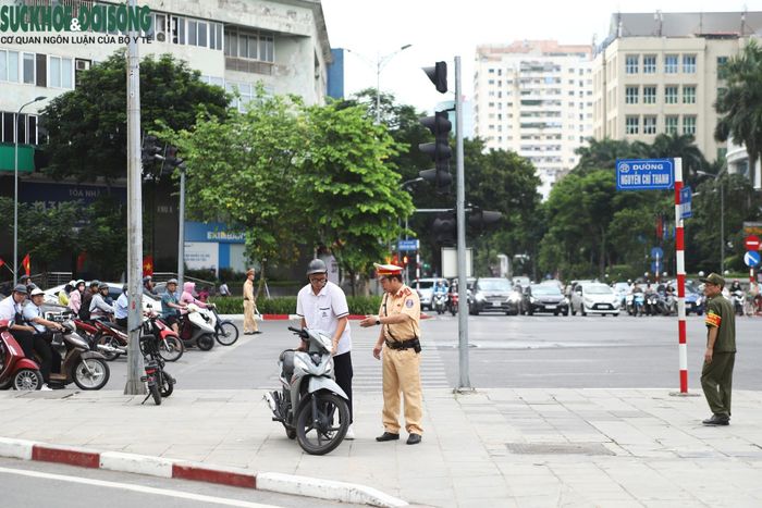 Không đội mũ bảo hiểm, xe không gương chiếu hậu vẫn là những lỗi vi phạm phổ biến của học sinh. (Ảnh Thành Long)