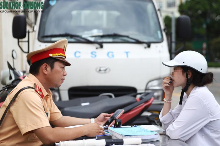Ngay ngày đầu tăng cường xử lý học sinh, phụ huynh vi phạm giao thông, CSGT Hà Nội đã phát hiện nhiều trường hợp vi phạm. (Ảnh Thành Long)