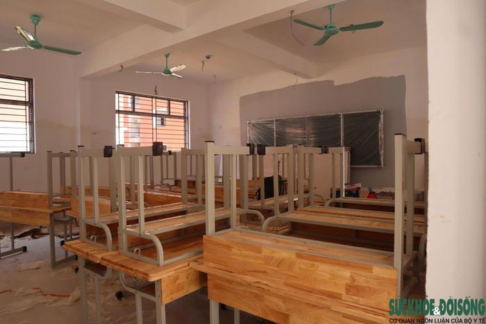 Một số phòng học tại Trường phổ thông nội trú liên cấp tiểu học và trung học cơ sở xã Anh Sơn đã được lắp bảng, kê bàn ghế, sẵn sàng đón học sinh. Ảnh: Song Hoàng