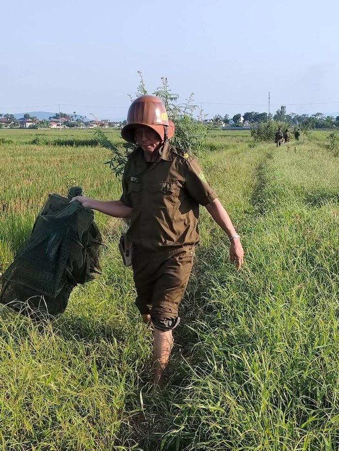 Lực lượng chức năng xã Hợp Minh tháo dỡ, thu gom các dụng cụ được sử dụng để bẫy bắt chim trời tại khu vực đồng ruộng xóm Điện Yên. Ảnh: C.A.