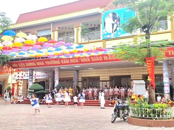 Dịch vụ cho thuê trang phục biểu diễn cũng trở nên tất bật khi các trường chuẩn bị những chương trình văn nghệ chào mừng năm học mới. Ảnh: Quỳnh Mai.