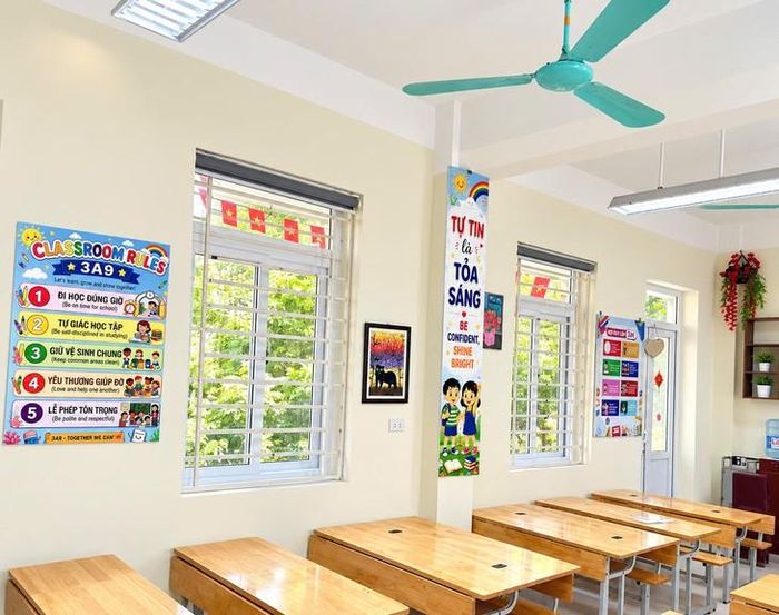 Tranh ảnh/áp phích trang trí lớp học cũng bước vào mùa cao điểm khi năm học mới cận kề. Ảnh: Quỳnh Mai.