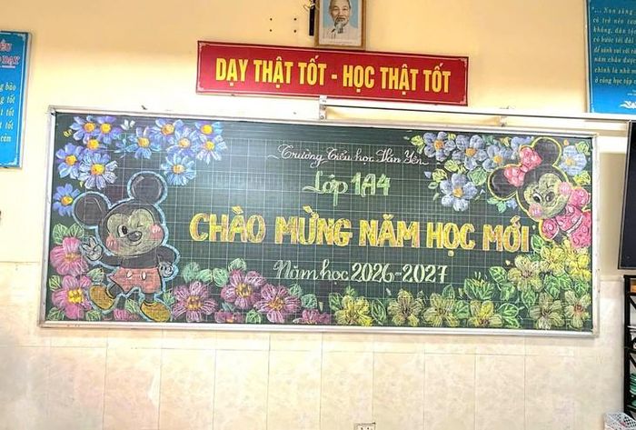 Công việc vẽ bảng tuy mang tính thời vụ nhưng khá bận rộn trong dịp cao điểm. Ảnh: Quỳnh Mai.