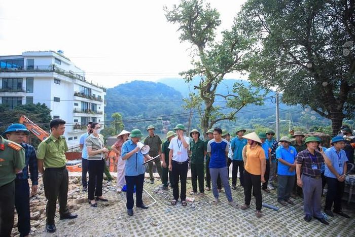 Ông Nguyễn Văn Huynh - Trưởng phòng Kinh tế xã Kim Anh công bố quyết định cưỡng chế trước khi tiến hành.