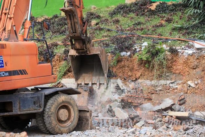 Trước khi bị cưỡng chế, chủ công trình này đã tự huy động máy xúc để phá dỡ, thu hồi vật liệu và di chuyển tài sản. Vì vậy, những hạng mục còn lại của công trình tiếp tục được UBND xã Kim Anh huy động máy móc phá dỡ.
