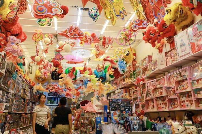 Những cửa hàng trang trí bắt mắt thu hút du khách dừng chân chụp ảnh. Ảnh: T.Anh