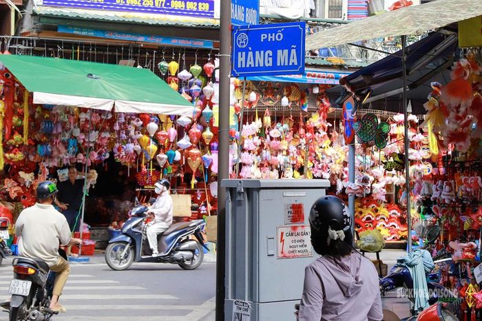Sắc màu Trung thu hiện diện trên khắp tuyến phố Hàng Mã và phố Hàng Rươi. Ảnh: T.Anh
